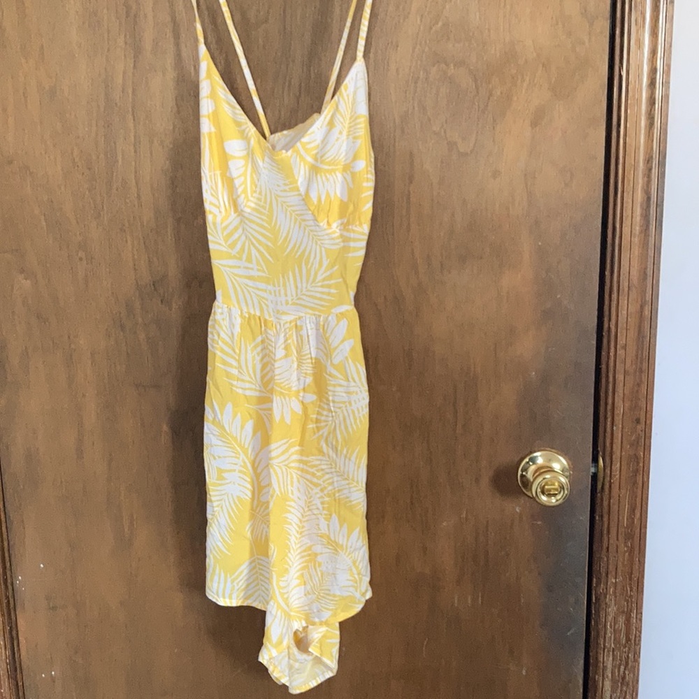 Relisted Rue21 tropical leaf print lightweight romper cutout in back M jrs - Picture 9 of 15